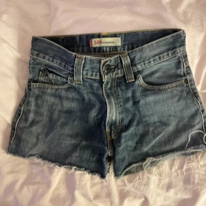 Levi’s shorts  - Skit snygga levi’s shorts💕 i bra skick och säljer för att dom är för stora🤍 står ingen storlek i men ungefär storlek M-L❣️