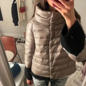 Herno Jacka - Kollar intresset på min så snygga Herno jacka. Köpt på Farfetch för ett litet tag sen och är endast prövad då jag köpte fel storlek.Jackan är slutsåld i denna storlek&färg, italiensk storlek 40IT som motsvarar en XS/S💕kan gå ner i pris vid snabbt köp