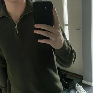 Zara Zip tröja  - Storlek M. Kommer inte till användning längre men är i bra skick, 9/10. Pris 100kr