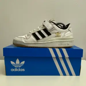 Ett par adidas Forum 84 Low Cloud White Core Black Metallic Gold storlek 42 2/3 använd måttligt. Ny pris omkring 1145 mitt pris 499