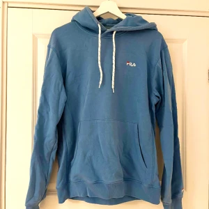 Fila hoodie  - Fint skick. Viss tecken på användning vid kragen. (Men storlek)