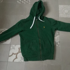 Ralph lauren zip tröja - Ralph lauren zip tröja i perfekt slicka skit snygg inga fel