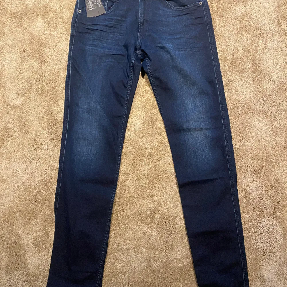 Tja, nu säljer vi dessa replay jeans! Skick 10/10 aldrig använda! Vid några frågor alls skicka iväg ett dm. ❗️PRISET ÄR EJ RISTAT I STEN❗️🍾🍾. Jeans & Byxor.