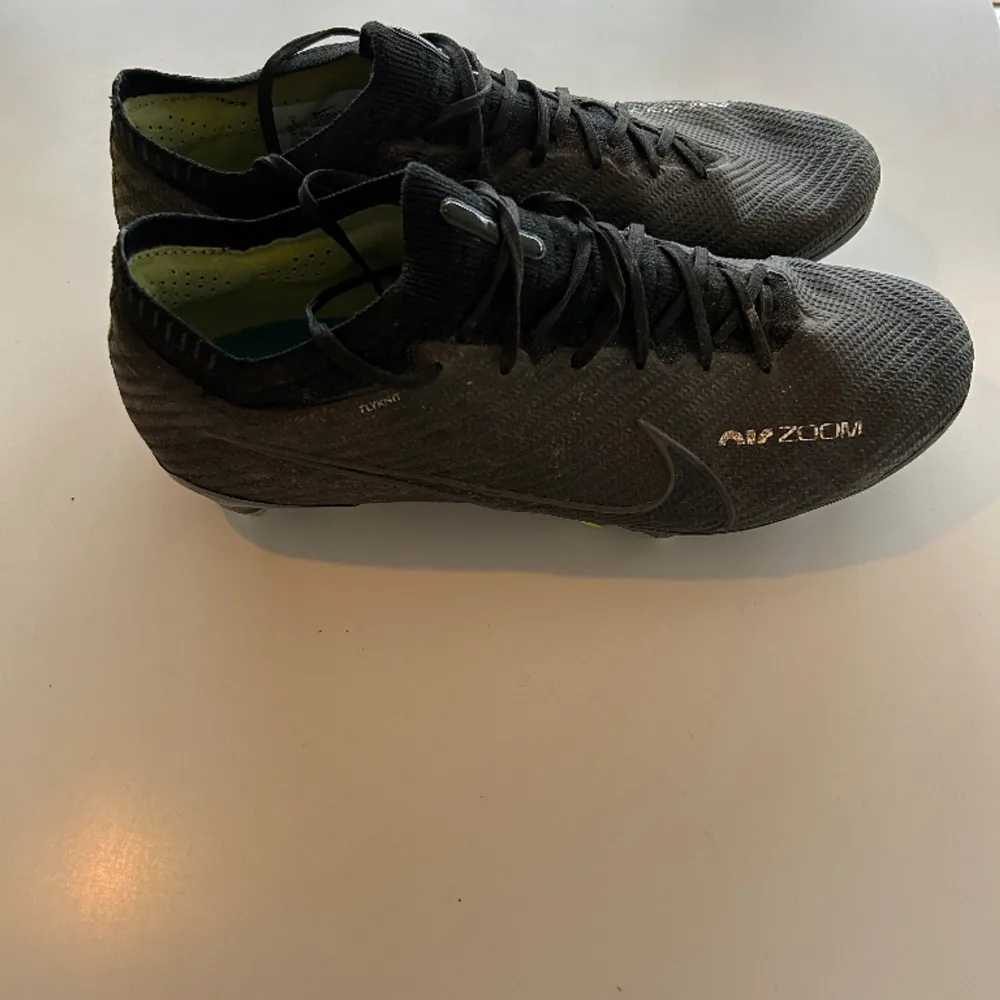 Fina Nike mercurial Vapor 15 Elit Fasta skruvdobb Skicka 9/10 Bara lite smutsiga går att tvätta bort enkelt . Skor.