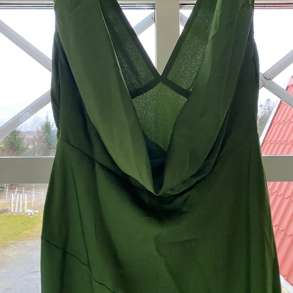Ny balklänning med prislapp från meshki  Nypris 1100kr. Klänningar.