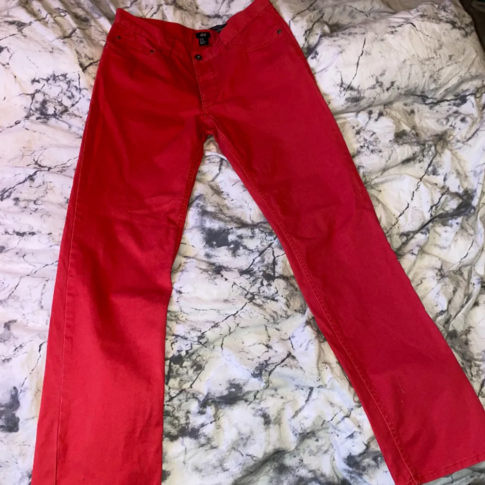 Super fina röda jeans som tyvärr är för stora för mig! Inga defekter💕 Midjemått: 41 cm tvärsöver Innerbenslängd: 79 cm Hela längden: 105 cm 💕 . Jeans & Byxor.