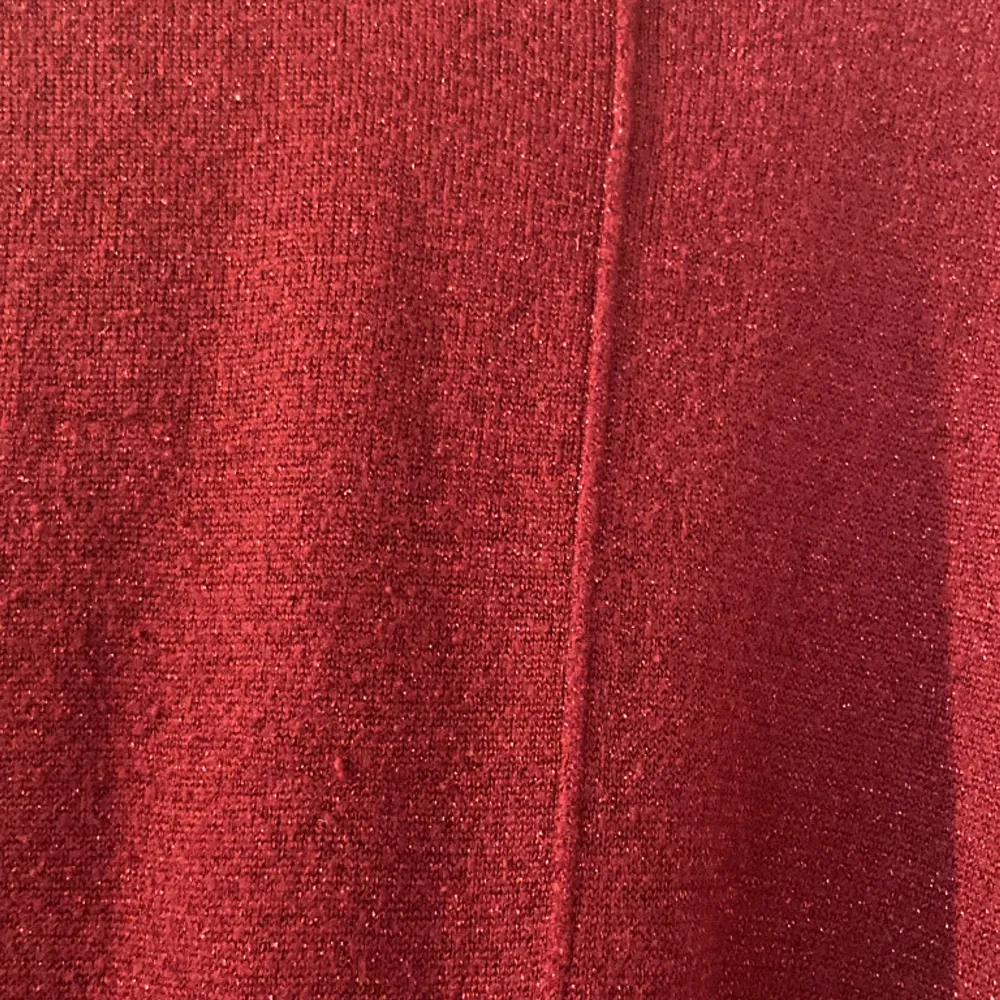 Säljer denna röda glitter klänningen då den inte har kommit till så stor användning❣️ står ingen storlek i den men jag har den oversize och bär oftast s/m❤️ hör av er vid frågor mm och priser kan alltid diskuteras❤️ säljes billigt då den ska bort❤️❤️. Klänningar.