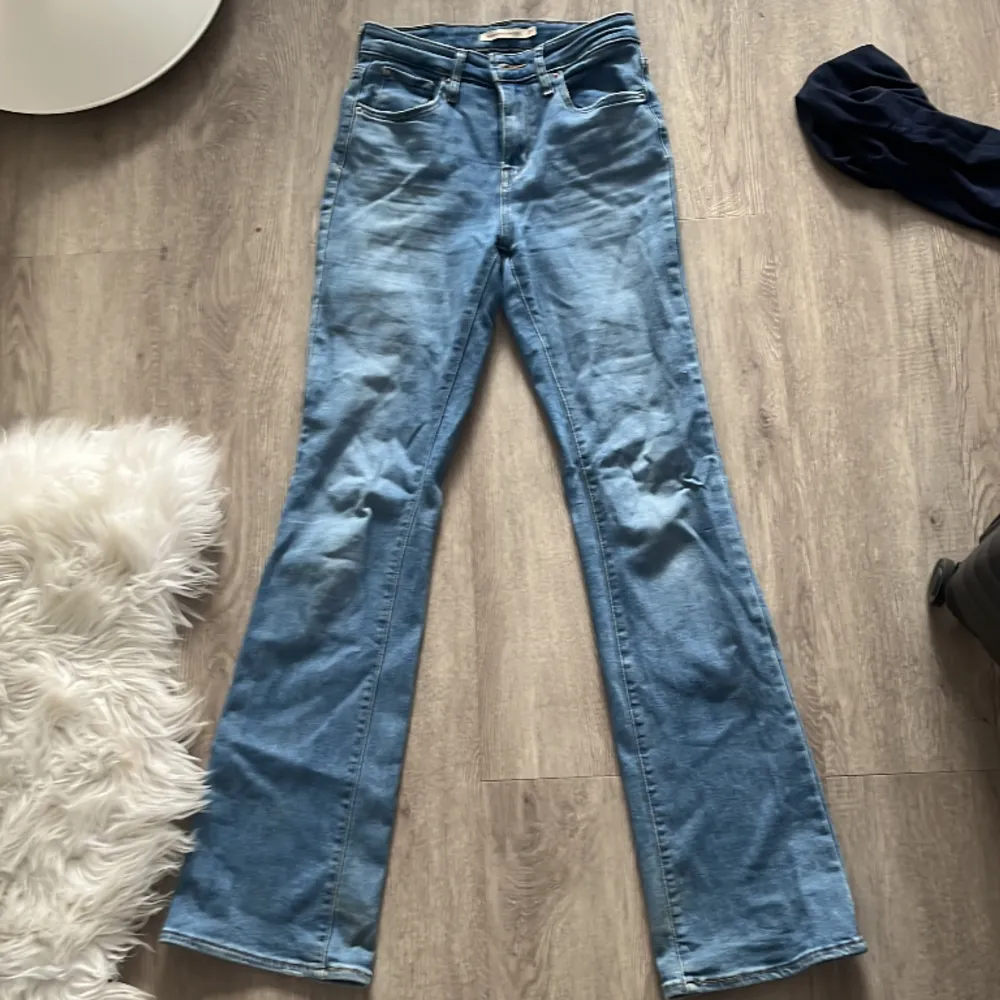  blåa bootcut jeans💕lite använda men är i skick 10/10 som nya💘nypris 900 kr💓. Jeans & Byxor.