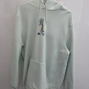 Säljer denna oversized hoodie från HM med squidward tryck i storlek L (herr)! I bra skick👍