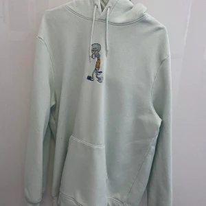 Hoodie med tryck - Säljer denna oversized hoodie från HM med squidward tryck i storlek L (herr)! I bra skick👍