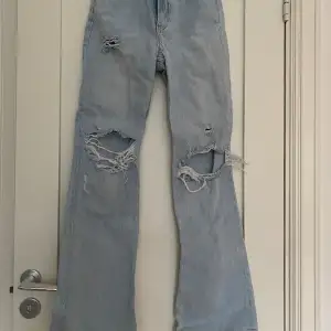 Flare jeans från bershka i storlek 34, i fint stick.