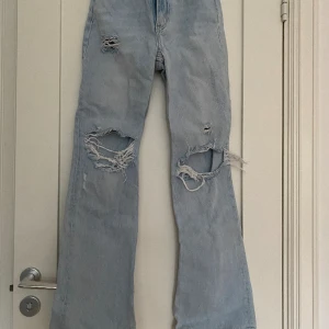 Flare jeans  - Flare jeans från bershka i storlek 34, i fint stick.