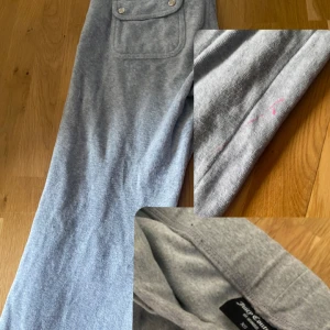 Juicy byxor  - Gråa juicy byxor i storlek xs som är köpte på nk för nypris (1199). Dom har dock en fläck som syns på bilderna där uppe, men annars inga tecken på andvänding. 
