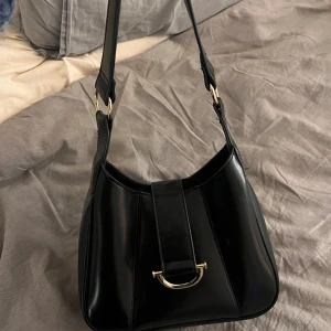 väska - Superfin liten väska från asos som inte säljs längre, flititgt använd men inget man ser på något sätt🥰 nypris 599