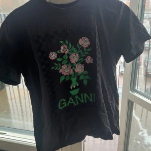 GANNI T SHIRT - nice t shirt som inte får plats i min packning så måste tyvärr sälja den. 