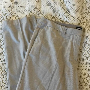 Kostymbyxor  - Säljer ett par bekväma beiga kostymbyxor.