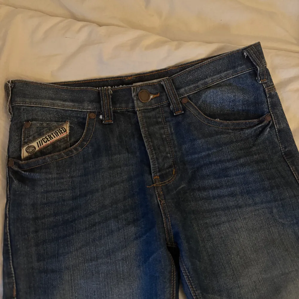 Snygga straight jeans i mörk tvätt. W30/L30. Jeans & Byxor.