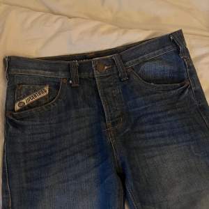 Snygga straight jeans i mörk tvätt. W30/L30