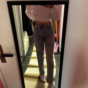 Jeans - Säljer jeans ifrån hm, storlek 34. Jag är 173. Jeansen är knappast använda utan användt dom ungefär 2-3 gånger  Nåra mer frågor så är de bara och skriva😊