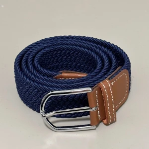 Marinblått bälte - Säljer ett riktigt snyggt marinblått flätat bälte! Bältet är 105 cm långt. Om du har någon fråga eller fundering skriv dm här på Plick🥂