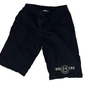 Säljer ett par moshino teen shorts i storlek 164, perfekta till sommaren