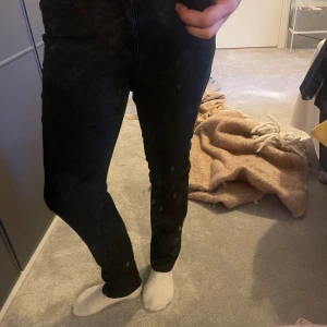 Mini bootcut jeans i orm mönster - Rensar, vill bli av med det därav billigt pris 🥂☀️☀️