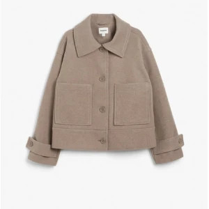 Kappa från Kappahl  - Jätte fin kappa nu till våren!! Säljer pga har flera andra kappor💕ordinarie pris 899kr