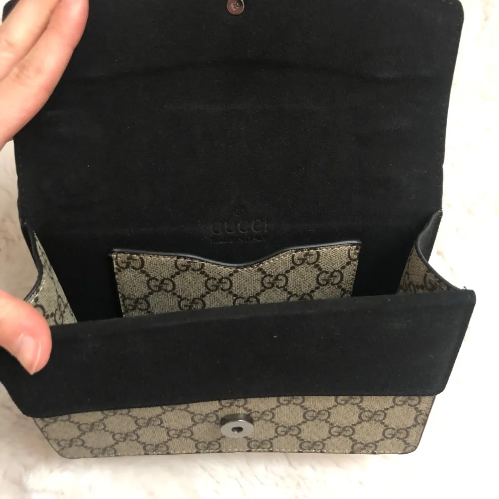 Säljer denna nya Gucci i dionysus modellen storlek small som motsvarar ca 20x14x6 cm. Perfekt vardaglig väska då man får plats med en del i den 😍10/10 skick då den aldrig använts.  Man kan även välja hur man vill att den ska sitta, över axeln osv. . Väskor.