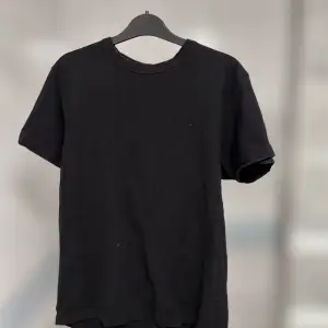 T-shirt från Biltema, vanlig svart tröja som kan användas som ett basplagg