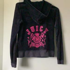 Snygg juicy couture hoodie i svart med detaljer i cerise, strl M. I använt skick 