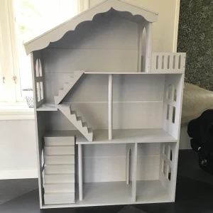 Sötaste dockskåpet  - Finaste dockskåpet eller varför inte en inredningsdetalj. Ljusgrått.  Mått: 82*31*116.3 cm.  Skickas inte Finns att hämta i Emmaboda.  Kom med bud!! Ej skambud. 