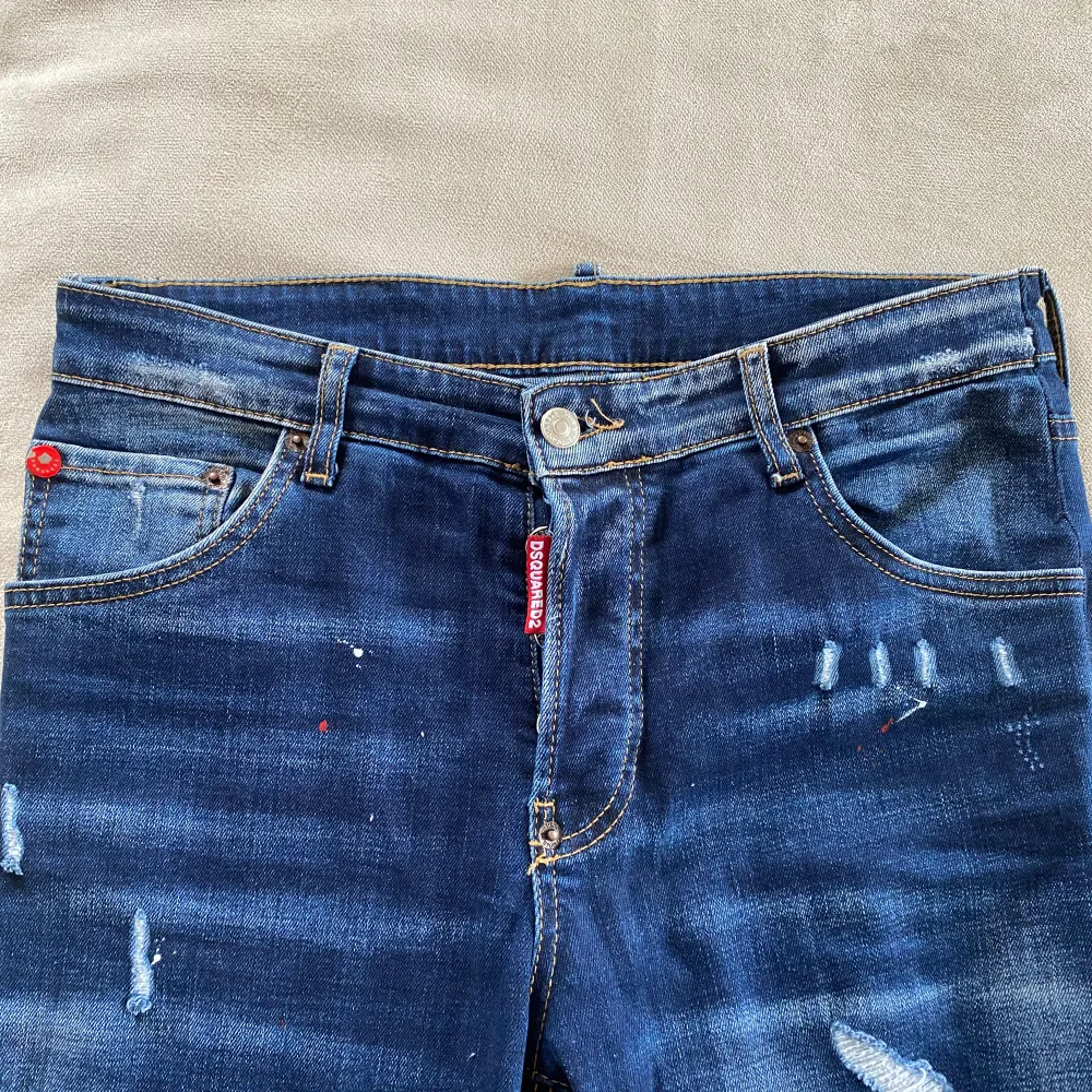 Säljer as feta Dsquared2 Jeans. Nypris 6700 kr. Storlek 46, modell slim fit. Knappt använda, därmed mycket bra skick. Hör av er vid frågor eller funderingar. . Jeans & Byxor.