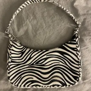 Jättefin zebrafärgad väska 🦓