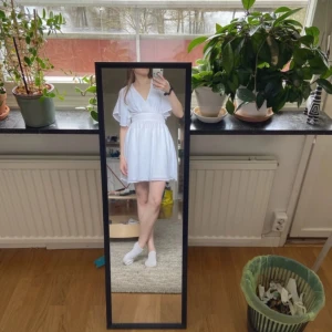 Studentklänning - Med lapp kvar från bubbleroom! Aldrig använd alltså, superfin! Man knyter där bak:)