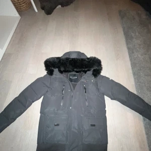 Sypply and demand jacka - Säljer min vinter jacka för jag aldrig riktigt gillat den jag har använt den en gång så den är i riktigt bra skick👍🏼