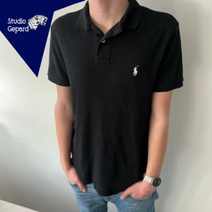 SNYGG RALPH LAUREN PIKÉ  - Polo Ralph lauren piké | Skick: 9/10 använd vid få tillfälle | Strl M | Pris 299kr | Modellen är 180cm | Hör gärna av dig vid frågor eller funderingar!
