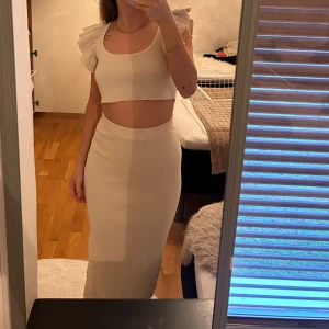 Två delat  - Jätte fint sett från chelsea två delat. Säljer pgr av att den inte kommer till användning. Använd va 3 gånger skick 10/10 precis som ny. Pris kan diskuteras vid snabb affär 