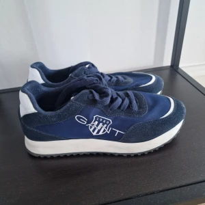 Gant sneakers - Gant sneakers i topp skick, använda 1 eller 2 ggr max. Säljes då de inte kommer till användning.