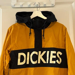 Dickies snowboardjacka - Supersnygg snowboardjacka från Dickies, använd fåtal gånger 