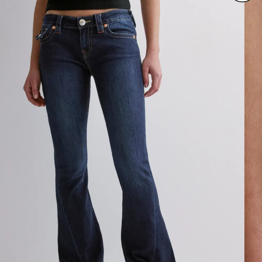 True religion jeans , low rise flare. Från Nelly , strl w27, helt nya!😍 Innerbenslängd: 80cm Hela byxans längd: 100cm Midjemått: 39cm . Jeans & Byxor.