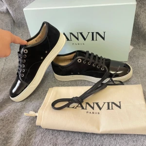 Lanvin skor - I princip helt nya lanvin skor!! Allt og ingår också!!! storlek 40(uk6) passar 41,5. Nypriss 4500+ mitt pris 3199 steal! Skriv vid funderingar🙌🏽