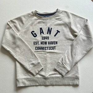 Sweatshirt  - Ljus gråmelerad med broderat tryck, snygg i form och färg fortfarande. Tyvärr är stl lappen borta men M är jag nästan säker på iallafall inte större.