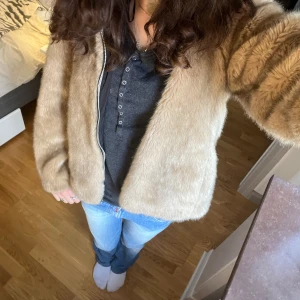 Pälsjacka zara - Superfina pälsjacka från zara som inte riktigt är min stil. Köptes för 350 här på plick och har bara använts en gång sen dess. Perfekt skick, skriv om ni undrar något💗