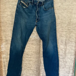 Jeans Diesel  - Jeans i äldre modell i bra skick. 
