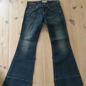 Säljer dessa snygga lågmidjade jeans från Lee! Köpta för 900kr. I nyskick!🤍 TRYCK INTE på Köp Nu! Kontakta mig först🫶🏽