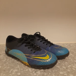 Inomhus fotboll  - CR7 (Cristiano Ronaldin 7) Inomhus fotbollsskor i mycket bra skick. PRIS KAN DISKUTERAS VID SNABBA AFFÄRER. Vid några fårgor kontakta gära mig.  