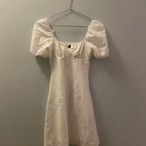 En vit klänning frän H&M, endast använd 1 gång! Fint skick