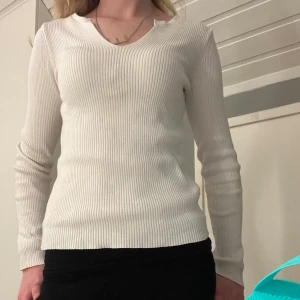 Ribbstickad tröja - En snygg välomhandtagen ribbstickad långärmad tröja med ett lite v formad hals på framsidan. Köpt på sellpy men är från Na-kd. Är i jätte bra skick och skriv för fler frågor.💕 Är 168 och slutar vid en lågmidijad byxa för mig❤️
