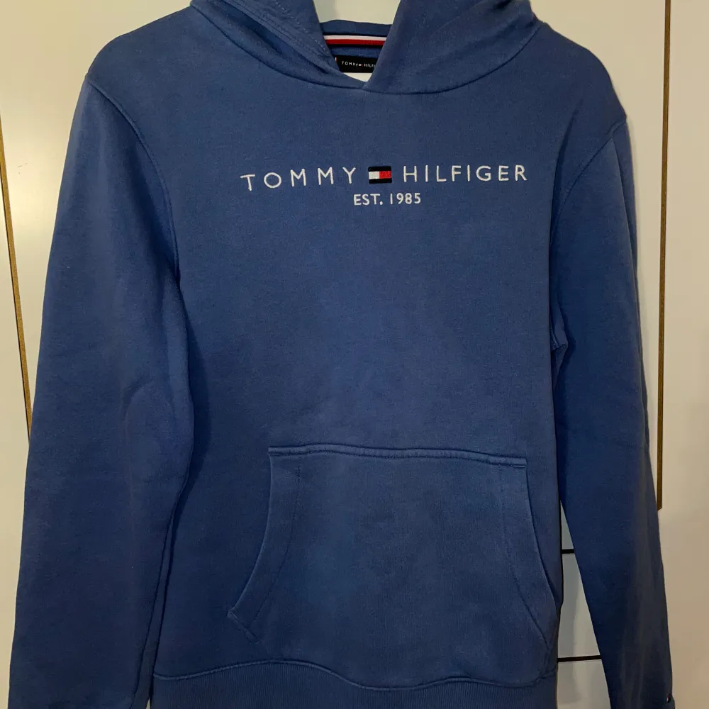 Jag säljer en mörkblå Tommy Hilfiger hoodie i storlek 176. Bra skick, utan defekter. . Hoodies.