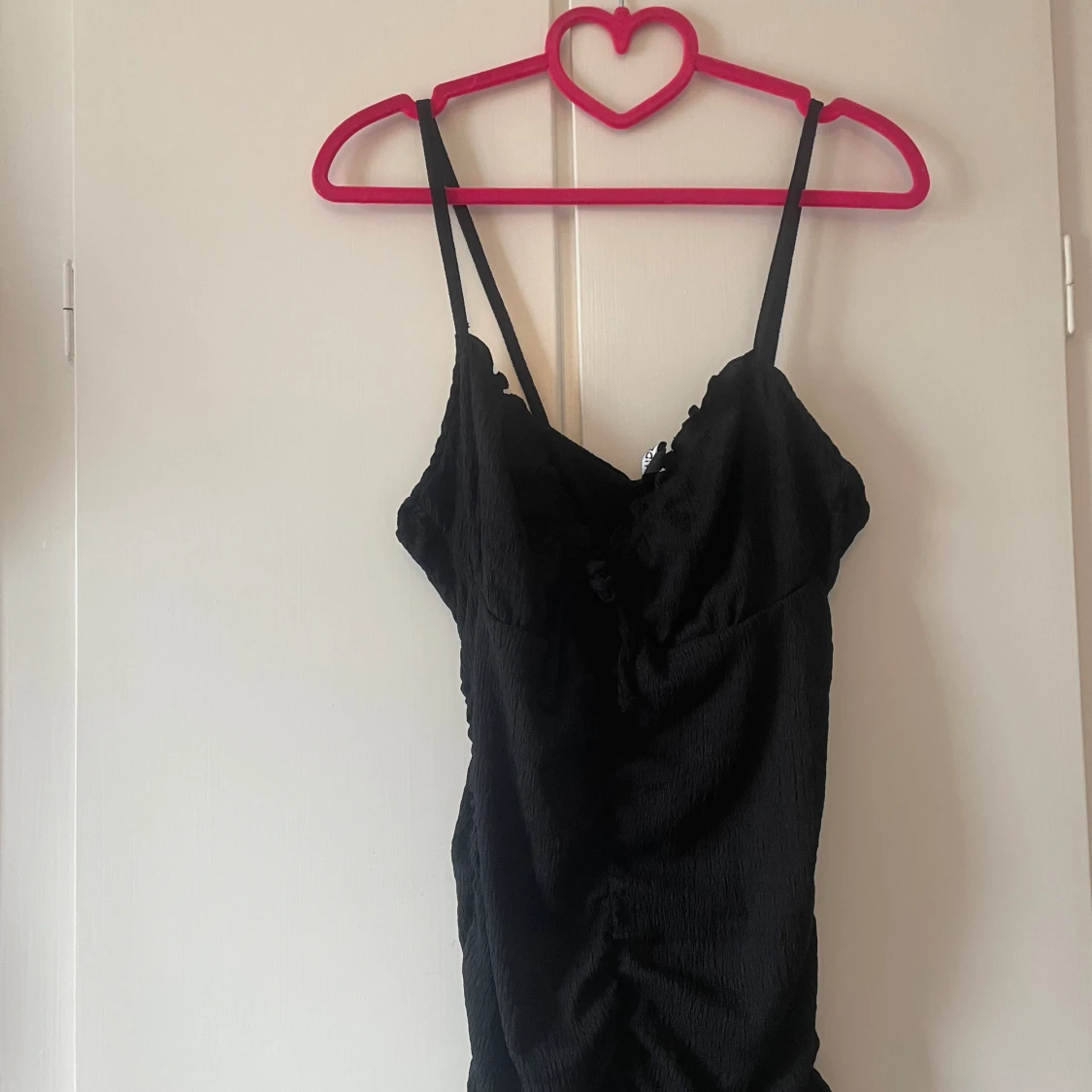 Svart figurformad klänning - 90